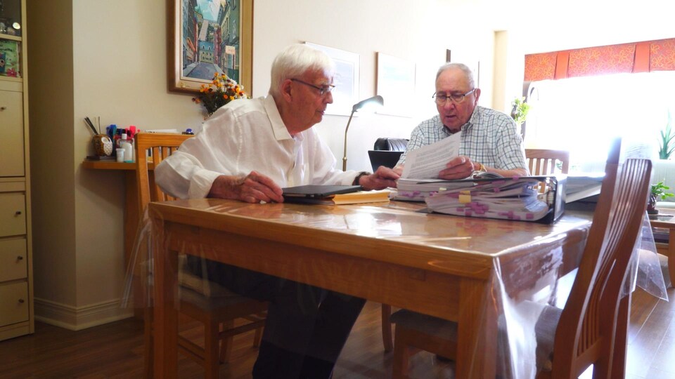 MM. Duchesneau et Pettigrew assis à une table.