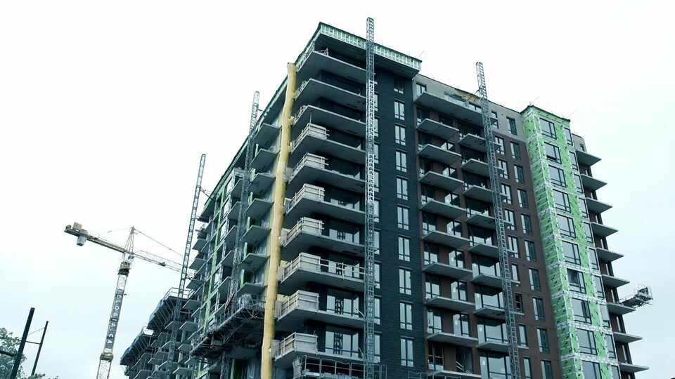 Un chantier de construction de plusieurs étages.