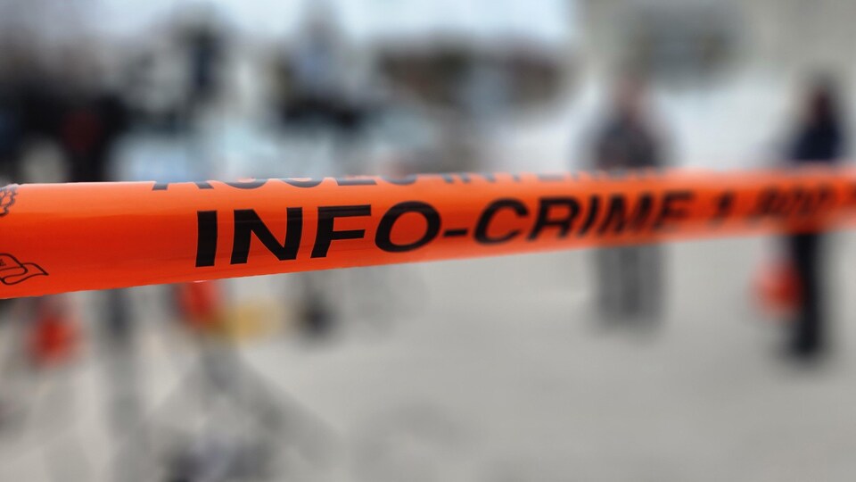 Gros plan sur les mots info-crime sur un ruban.