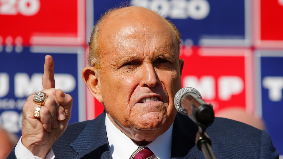 Rudy Giuliani, le point levé.