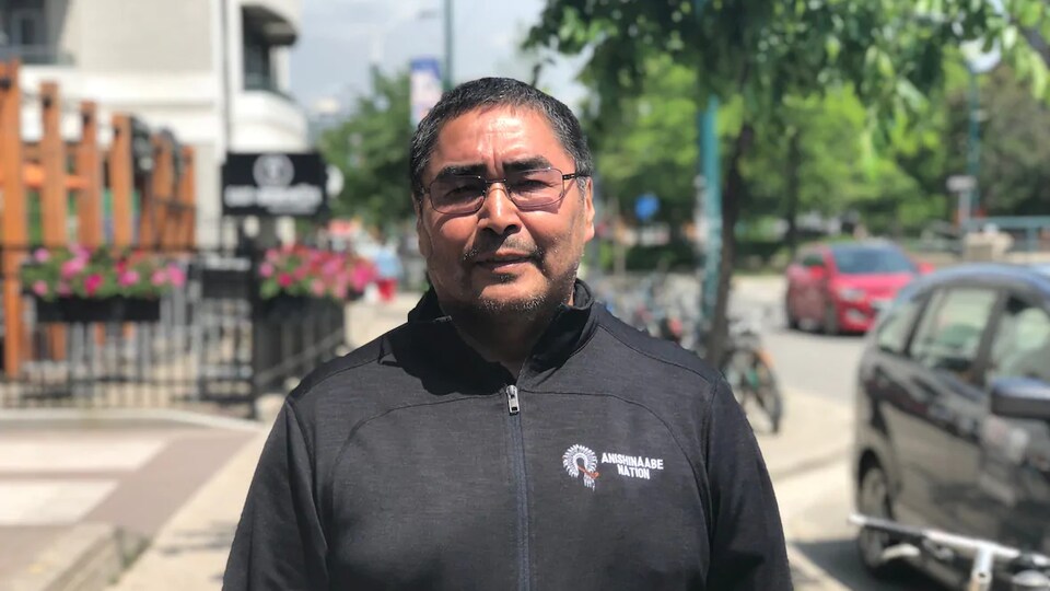 Portrait d'un homme sur un trottoir