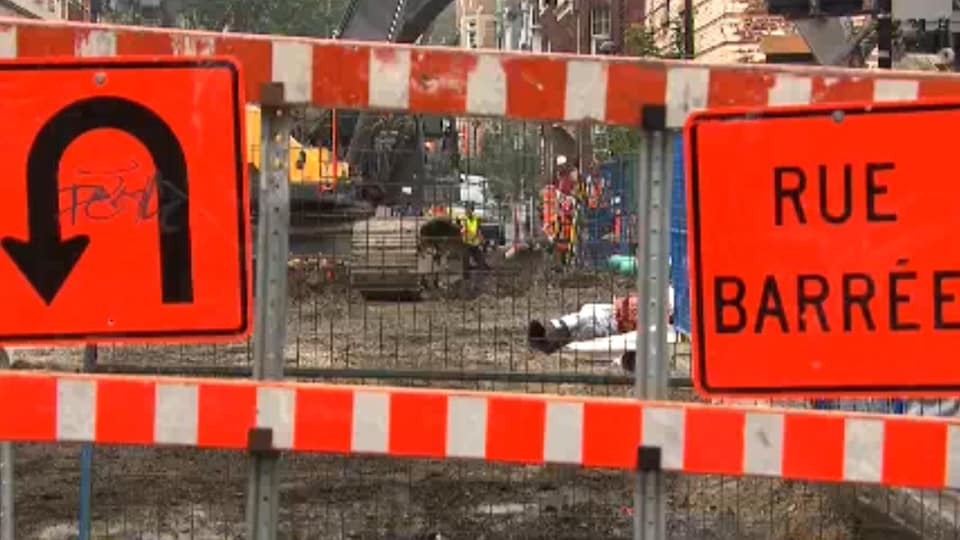 Une rue barrée par des travaux.