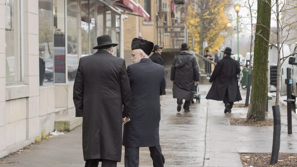 Des juifs hassidiques marchent sur la rue Bernard.