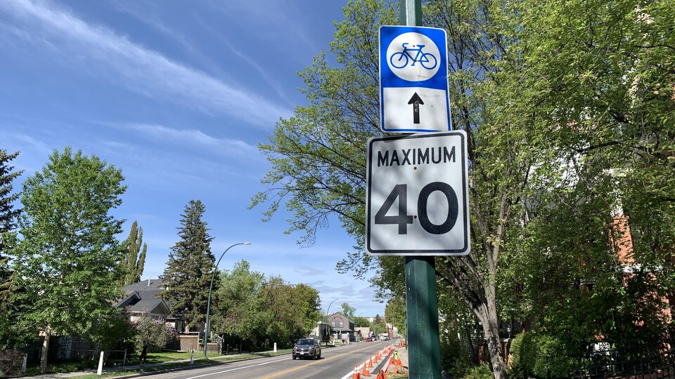 Une rue de Calgary avec un panneau 40 km/h maximum.