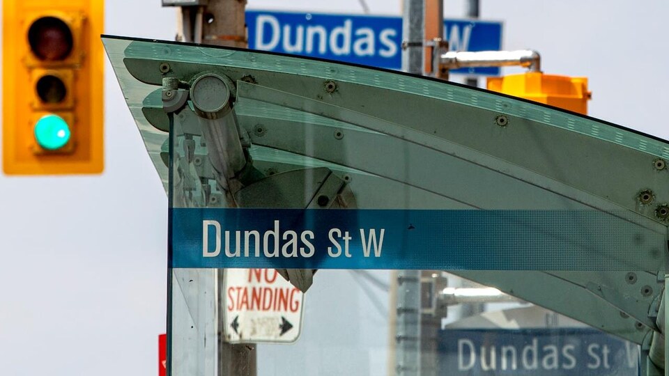 Un panneau de la rue Dundas à côté d'un feu de circulation.