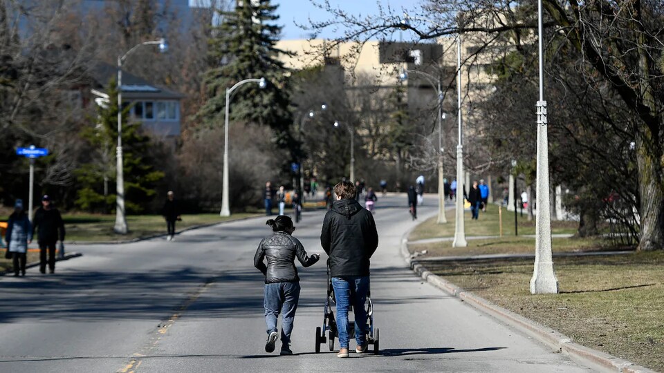 Des piétons marchent dans une rue.