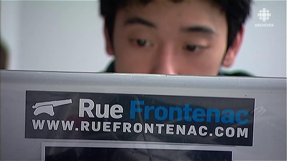 Autocollant Rue Frontenac sur l'ordinateur portable d'un travailleur en lock-out du Journal de Montréal.