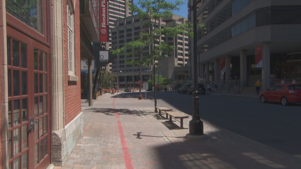 Une rue de Gatineau pratiquement vide en plein jour l'été.