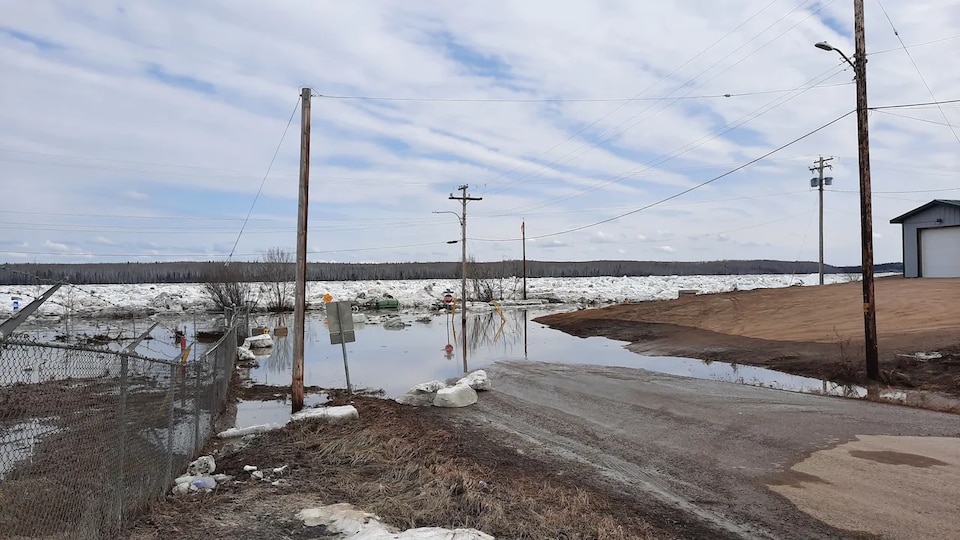 Une rue inondée à Fort Simpson