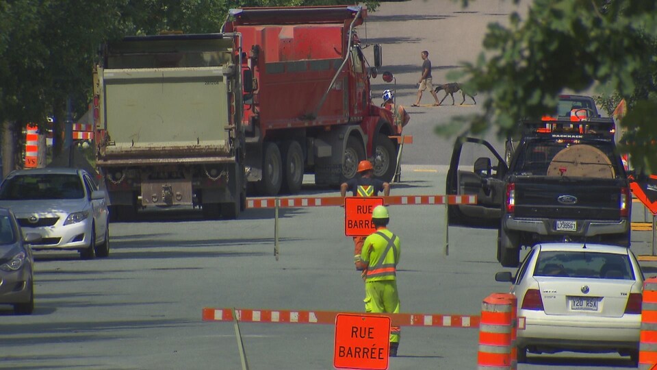 Des travailleurs de la voirie sur la rue Marini.