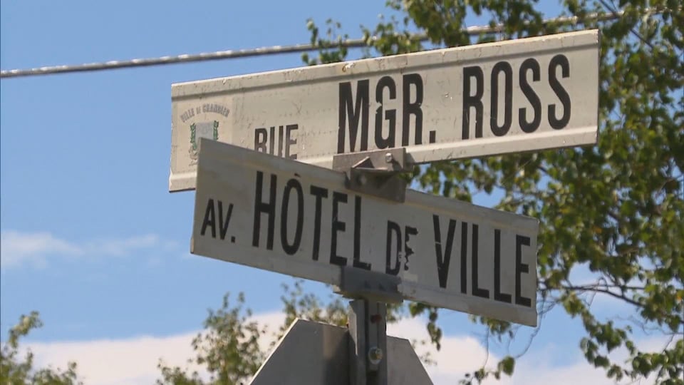 La rue Monseigneur Ross Est.