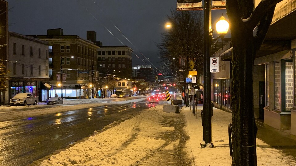 Une rue à quatre voies avec de la neige fondante.