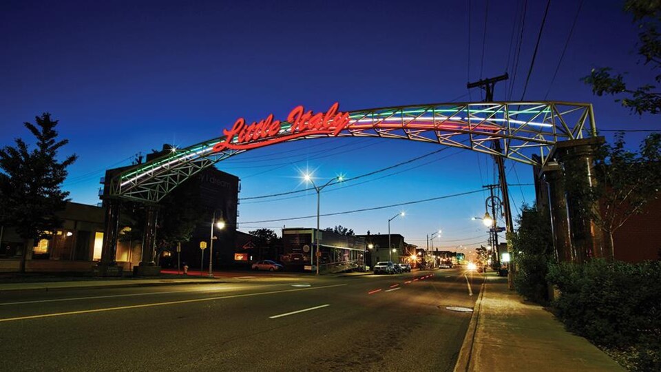 Une arche lumineuse avec l'écriteau Little Italy au-dessus de la rue Preston, à Ottawa.