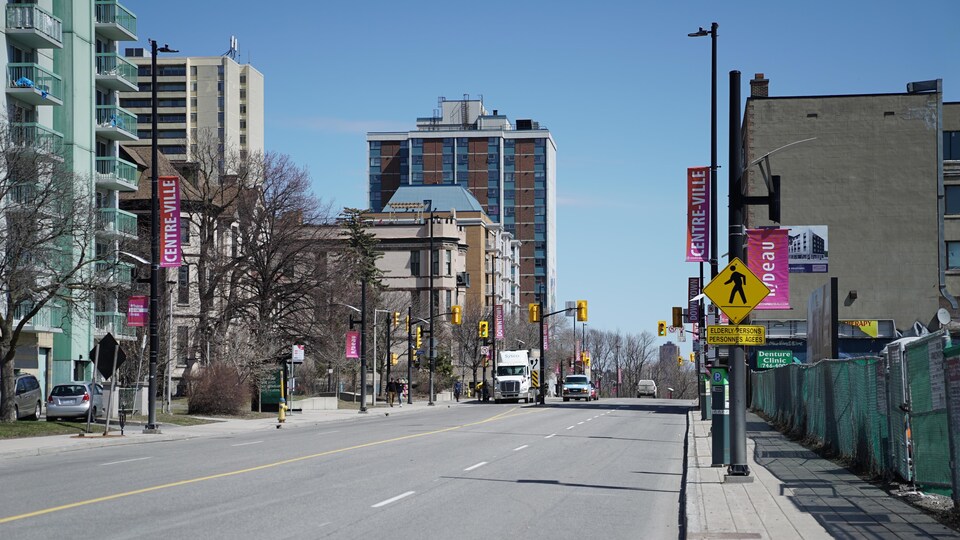 La rue Rideau au printemps en journée.