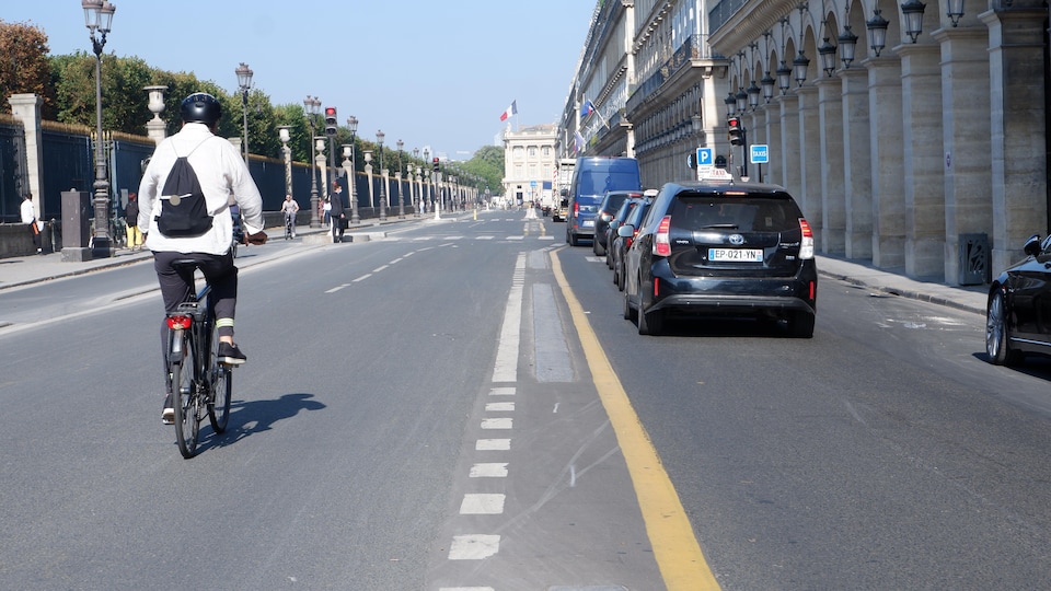 Bicicletas e carros na Rua Rivoli.