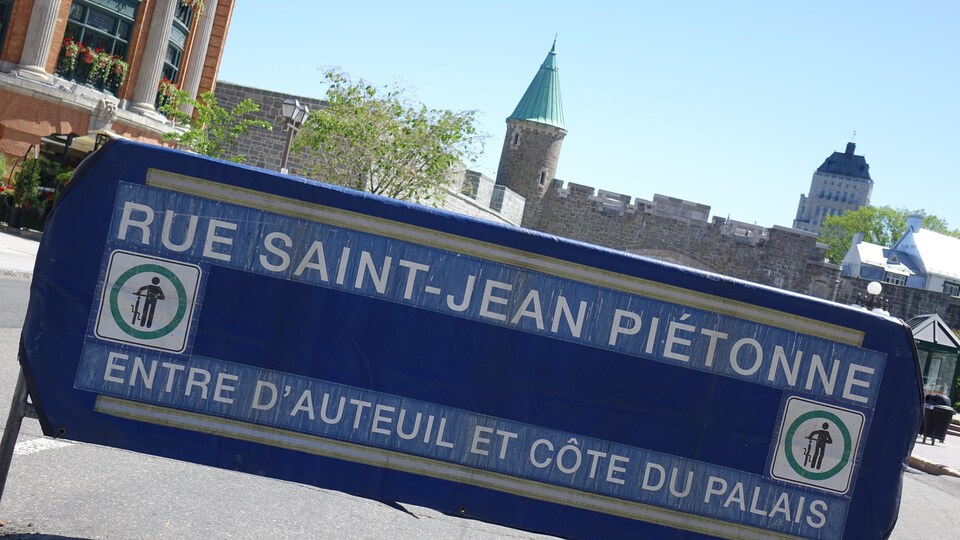 Une clôture lettrée identifie le début de la zone piétonne de la rue Saint-Jean.