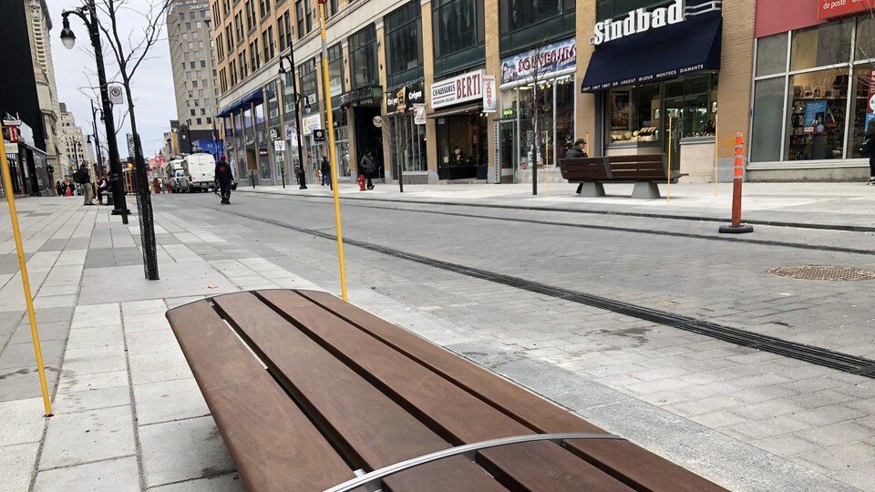 La rue est rénovée, mais déserte.