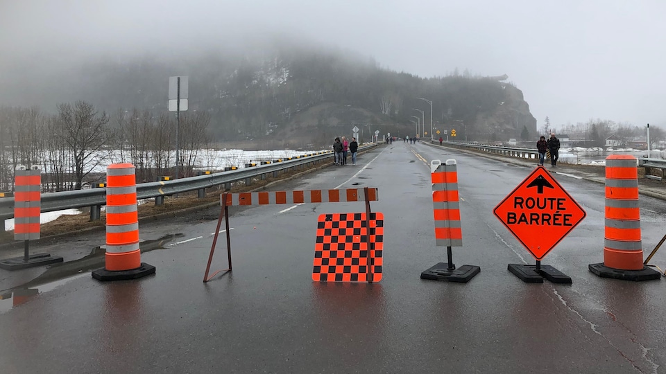 A sign prohibits access to the rue des Saumons bridge