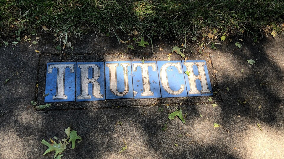 Le nom Trutch, à Victoria, est indiqué sur le trottoir de la rue, le 10 juillet 2022.