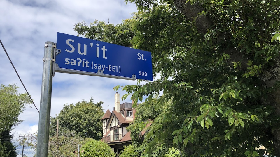 Le nouveau panneau de la rue Su'it, à Victoria le 10 juillet 2022. 