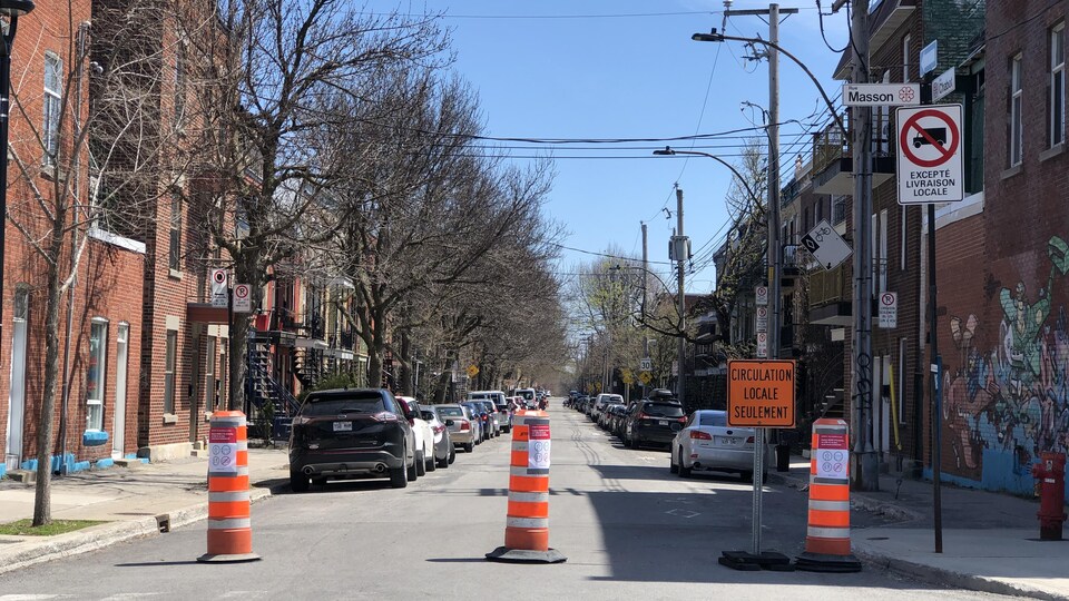 Une rue fermée à la circulation non locale, à Montréal.