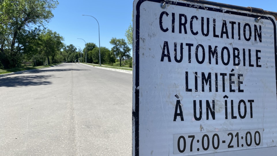 Un panneau annonçant une circulation automobile limité à un îlot de 7h à 21h.