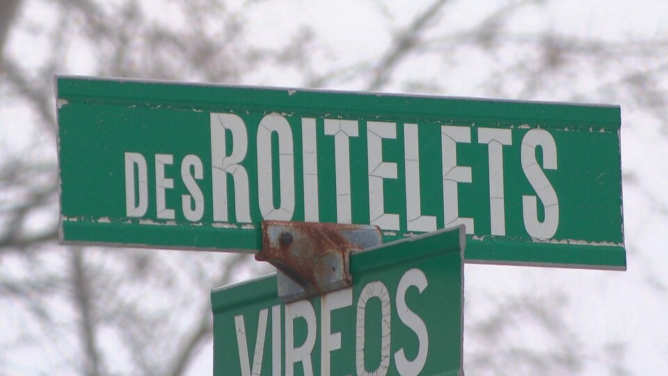 Des affiches de noms de rues.