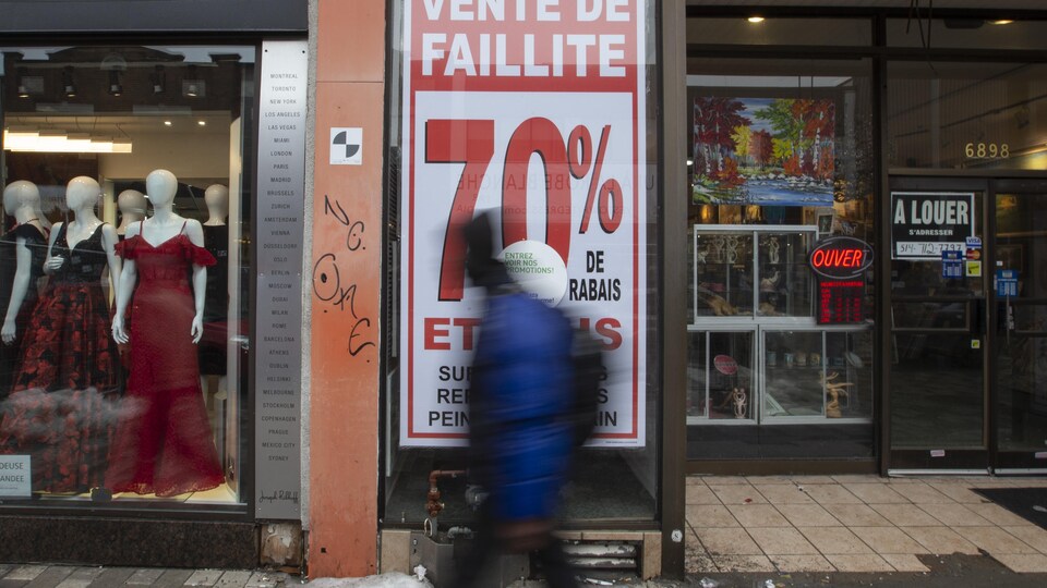 Un commerce annonce dans sa vitrine une vente de faillite.