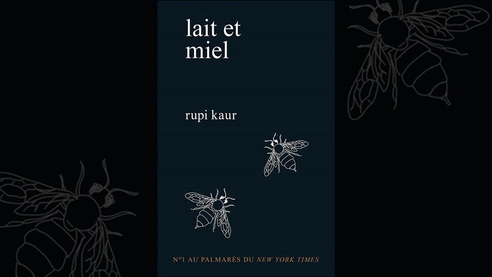Montage de la couverture du livre « lait et miel » de Rupi Kaur. La couverture est sombre et il y a deux silhouettes de mouches blanches dessinées dessus. 