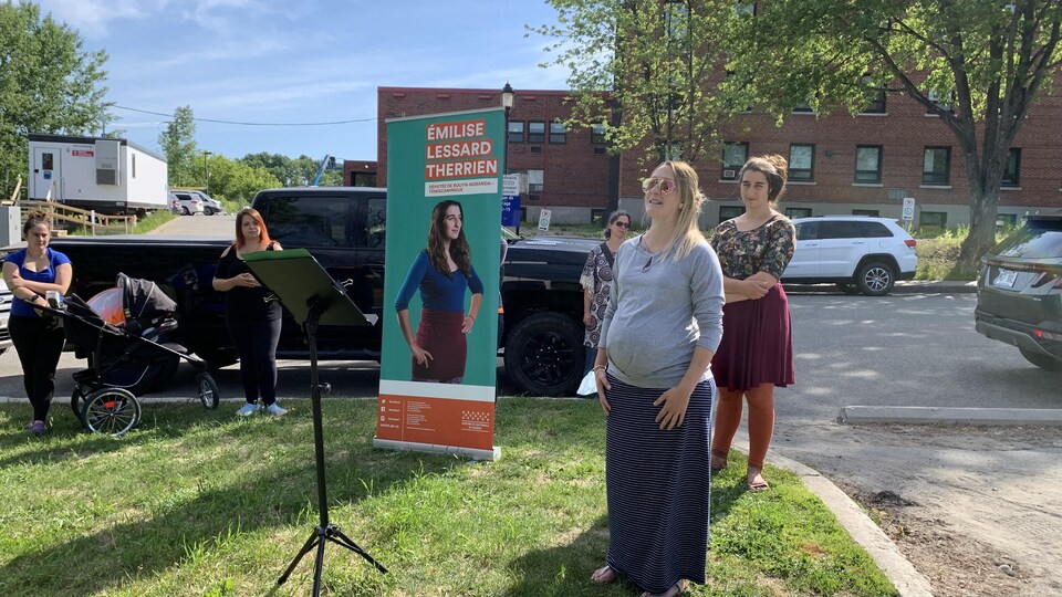 Nadia Rocheleau s'adresse aux médias pendant une conférence de presse devant l'hôpital de Ville-Marie.