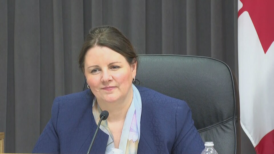 Jennifer Russell donne une conférence de presse.