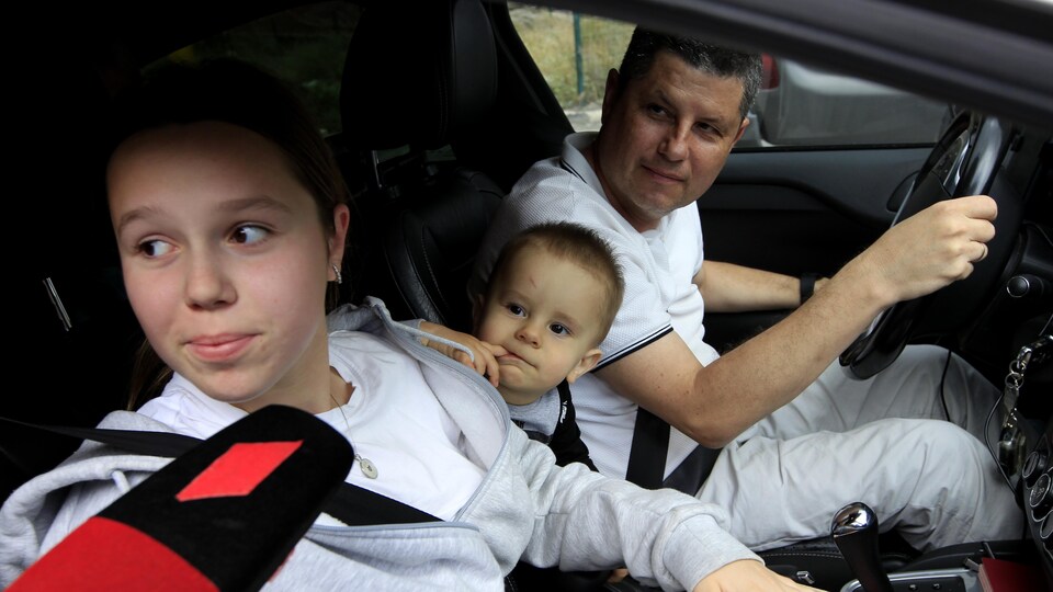 Une famille russe dans un véhicule.