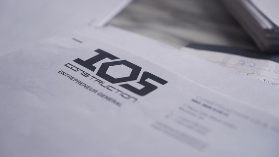 Un document portant le sigle de IOS Construction.