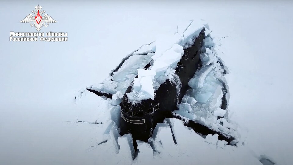 Un sous-marin russe dans la glace arctique.