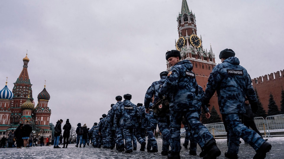 Des soldats de la Garde nationale russe patrouillent le long de la Place Rouge à Moscou.