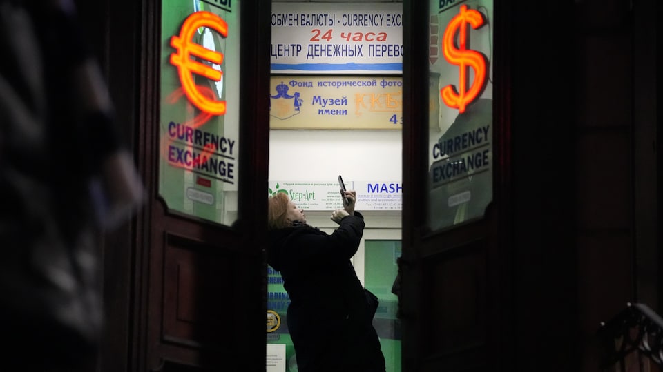Une femme dans un bureau de change à Saint-Pétersbourg vendredi dernier.