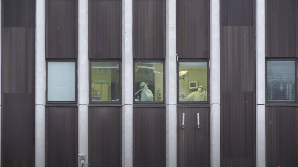 Des médecins russes travaillant dans une salle d'hôpital.