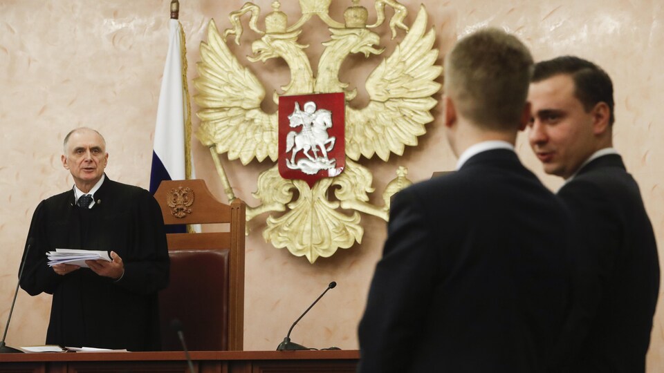 Un juge et des participants à une audience de la Cour suprême russe.