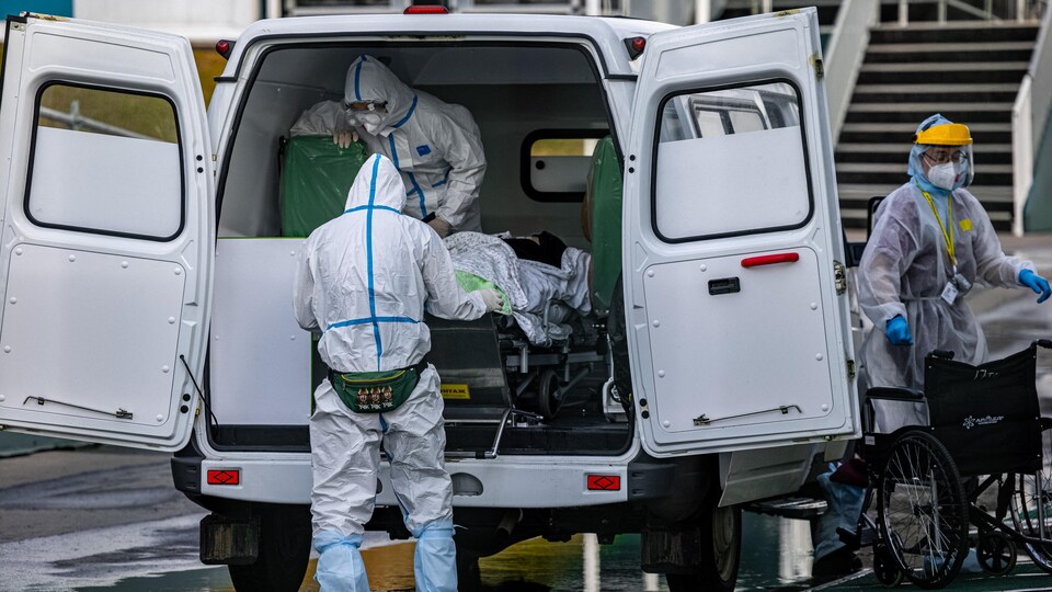 Des ambulanciers s'occupent d'un patient en Russie.