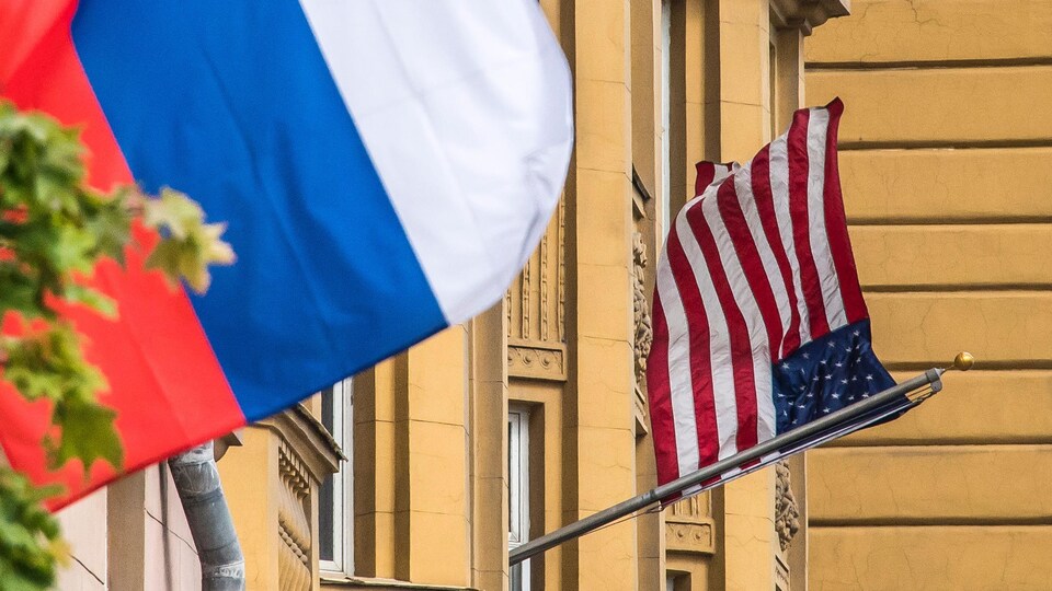 Un drapeau russe flotte aux côtés du drapeau des États-Unis. 