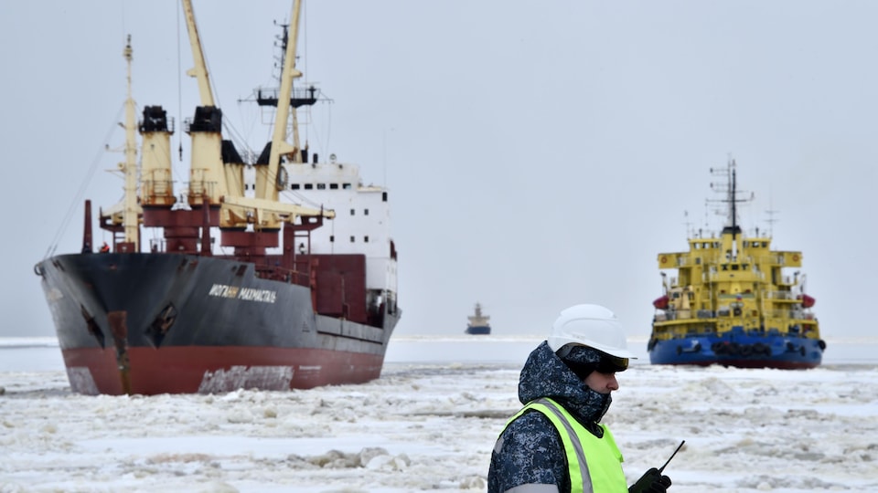 Un brise-glace au port de Sabetta dans le Grand Nord russe près d'un projet de liquéfaction de gaz en construction