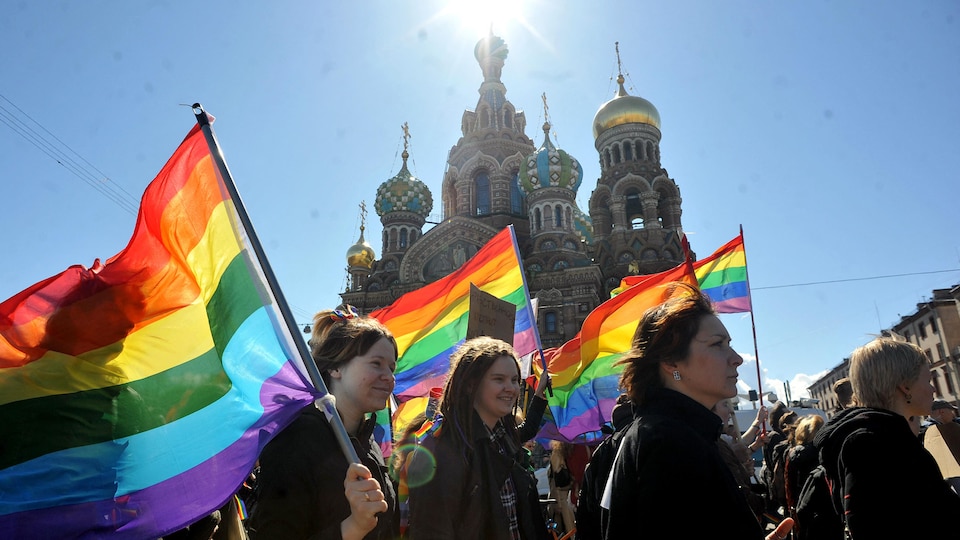 Des militants pour les droits LGBTQ+ défilent à Saint-Pétersbourg, deuxième ville de Russie, le 1er mai 2013, lors de leur rassemblement contre une loi controversée dans la ville que les militants considèrent comme une violation des droits des homosexuels.