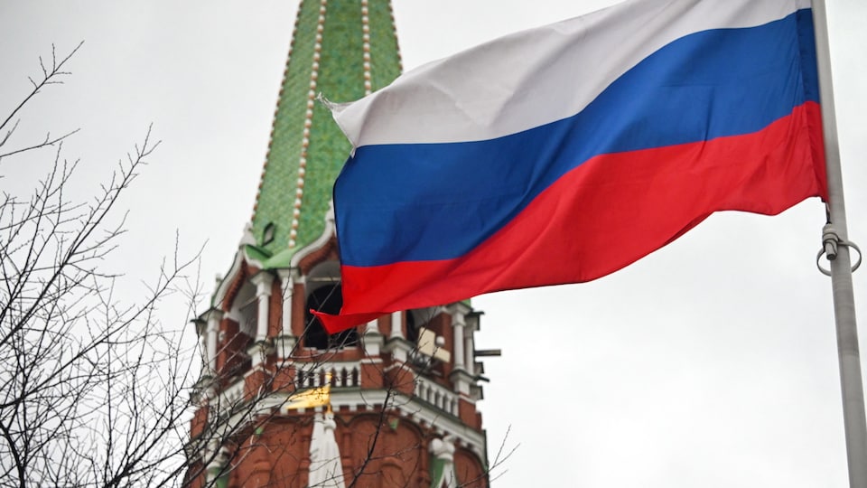 Le drapeau russe flotte devant le Kremlin à Moscou.