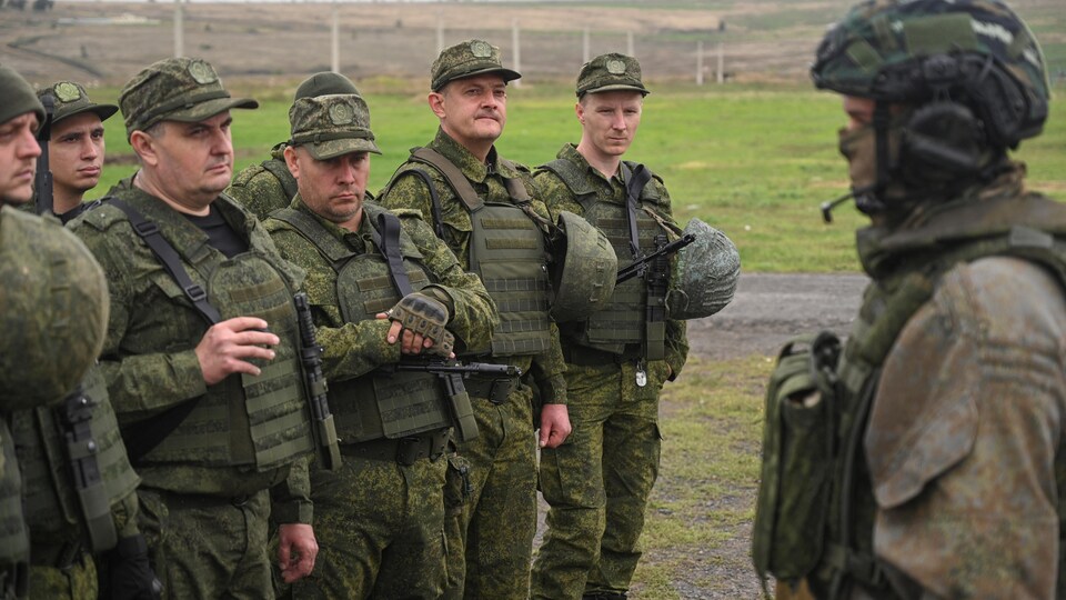 Des réservistes nouvellement mobilisés participent à une formation de tir dans la région de Rostov, en Russie. 