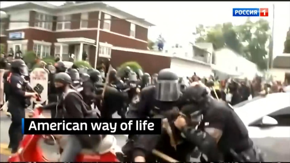 Capture d'écran d'images montrant des policiers s'en prendre à des manifestants. En surimpression, est écrit «&nbsp;American way of life ».