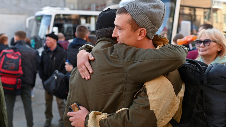 À Omsk, en Russie, des réservistes russes font leurs adieux à leurs proches. 