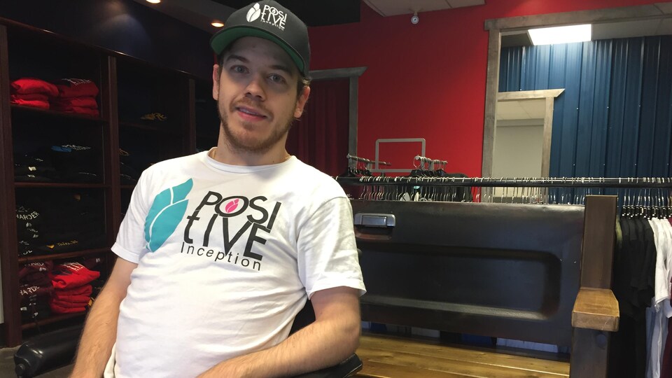 Ryan Benoit devant le banc en bois conçu par son père.