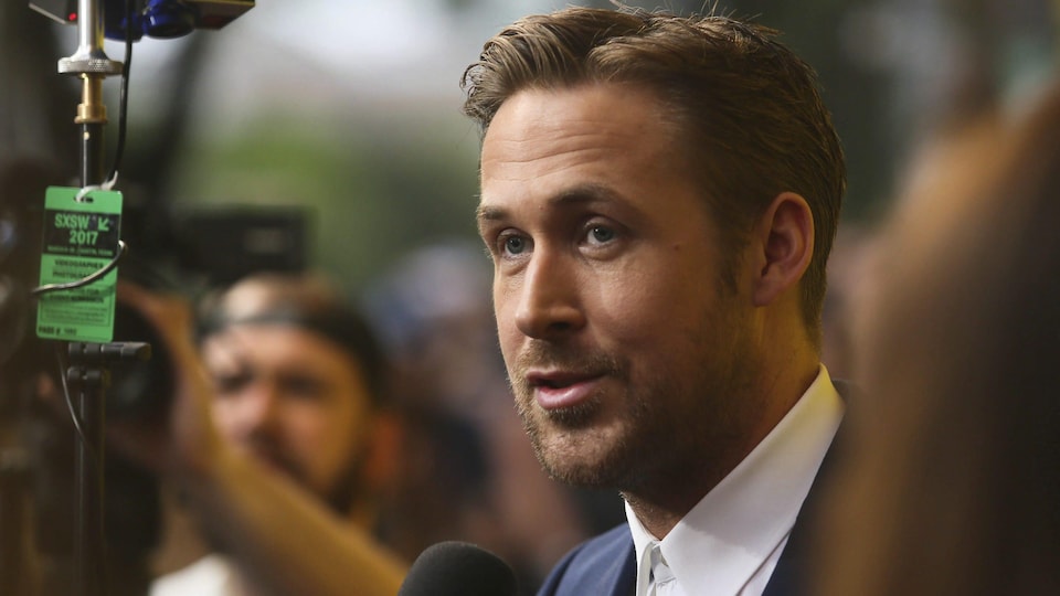 Ryan Gosling au micro d'un journaliste.