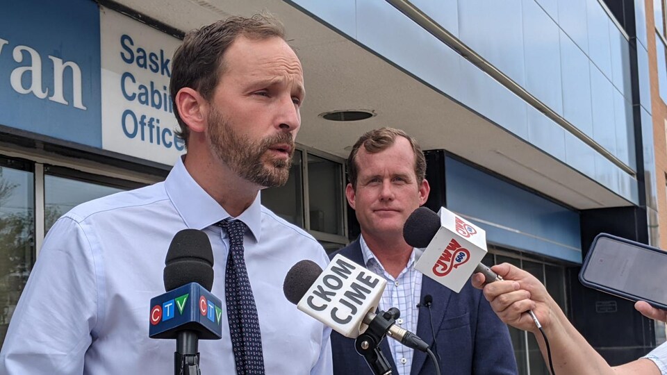 Le chef du Nouveau Parti démocratique de la Saskatchewan, Ryan Meili, et le député Trent Wotherspoon s'adressent aux médias au sujet de la sécheresse qui s'abat sur la Saskatchewan.