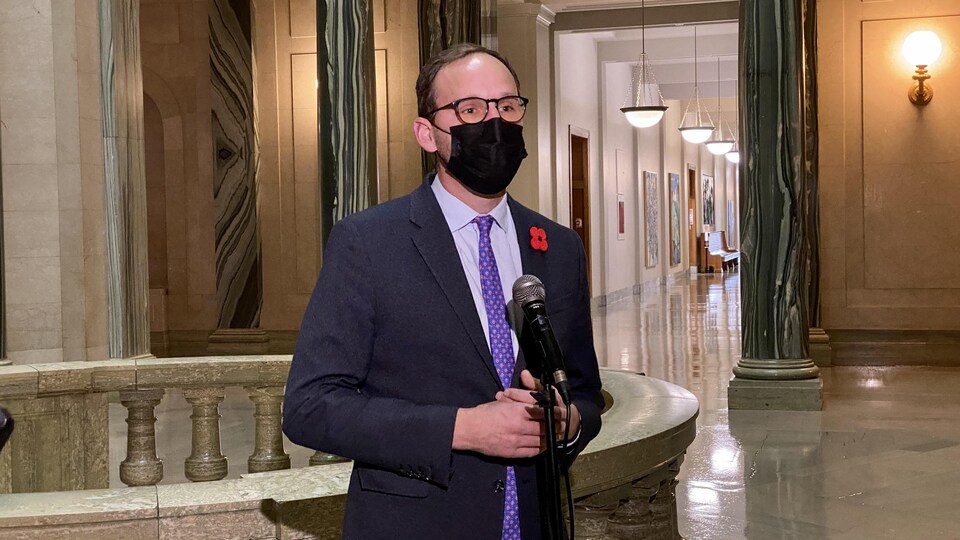 Le chef de l'opposition néodémocrate Ryan Meili, répond aux questions des journalistes au Palais législatif de Regina.